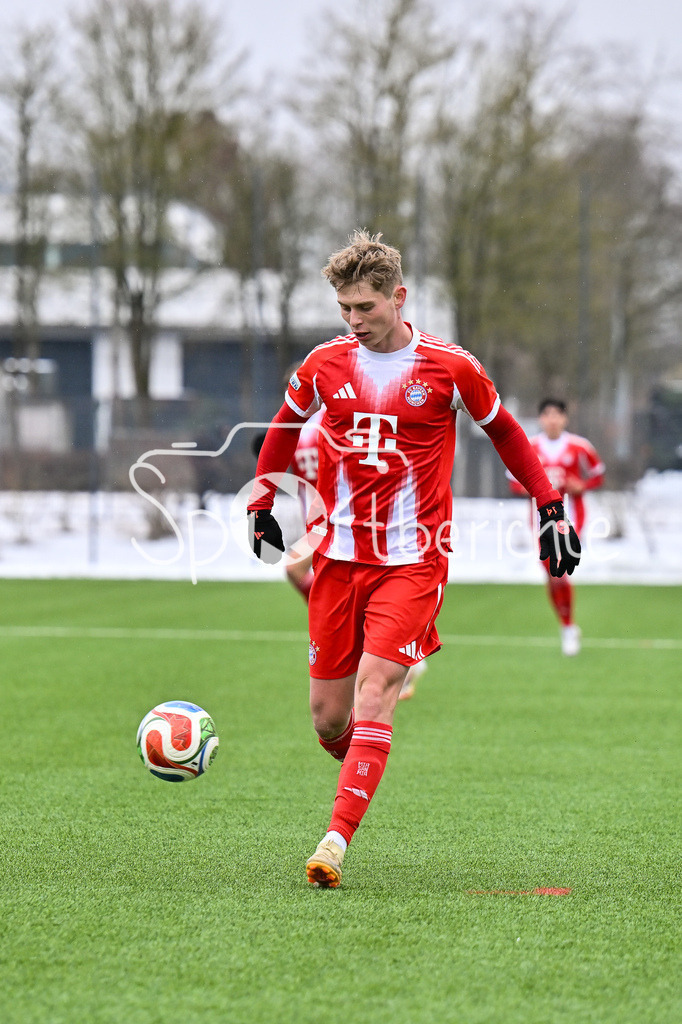 FC Bayern Amateure - SGV Freiberg Fussball | MUNICH, GERMANY - 29. JANUARY: im Duell Paul POLAUKE (SGV Freiberg 5) und Maycon Douglas CARDOZO (FC Bayern München II 10) während dem Testspiel zwischen den Amateuren des FC Bayern und dem SGV Freiberg Fussball am FC Bayern Campus