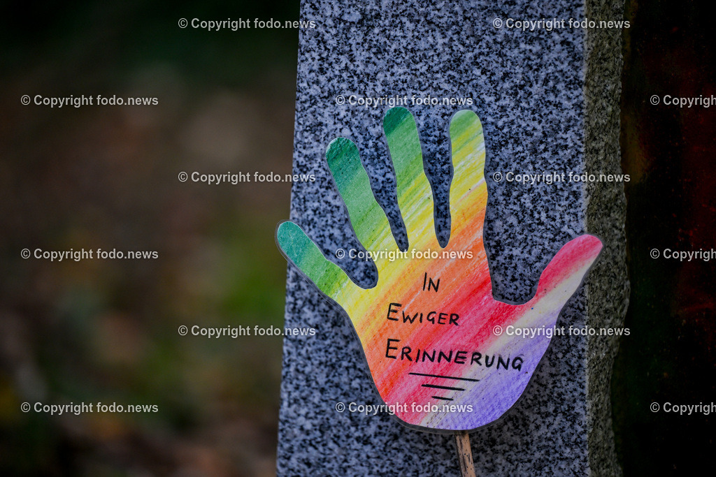 Friedhof_ Kreuz_ Kruzifix_ Jesu Christi_ Allerheiligen_ 26.10.2024-54 | 26.10.2024, Friedhof, AUT, Allerheiligen, Themenbilder im Bild Friedhof, Kreuz, Kruzifix, Jesu Christi, Allerheiligen, Engerl, Engel, Kerzen, Grab, Grablicht, Blumen, Skulptur, Grabstein, Symbolbild, Grablaterne, Grabkerze, Grabkerzen, Grablichter, Kerze, Grabkreuz, Gedenken, Bestattung, Verstorbene, Totenruhe, Grab, Urne, Blumenschmuck, Schmuck, Besucher, Feature, kreativ, creativ, Linz