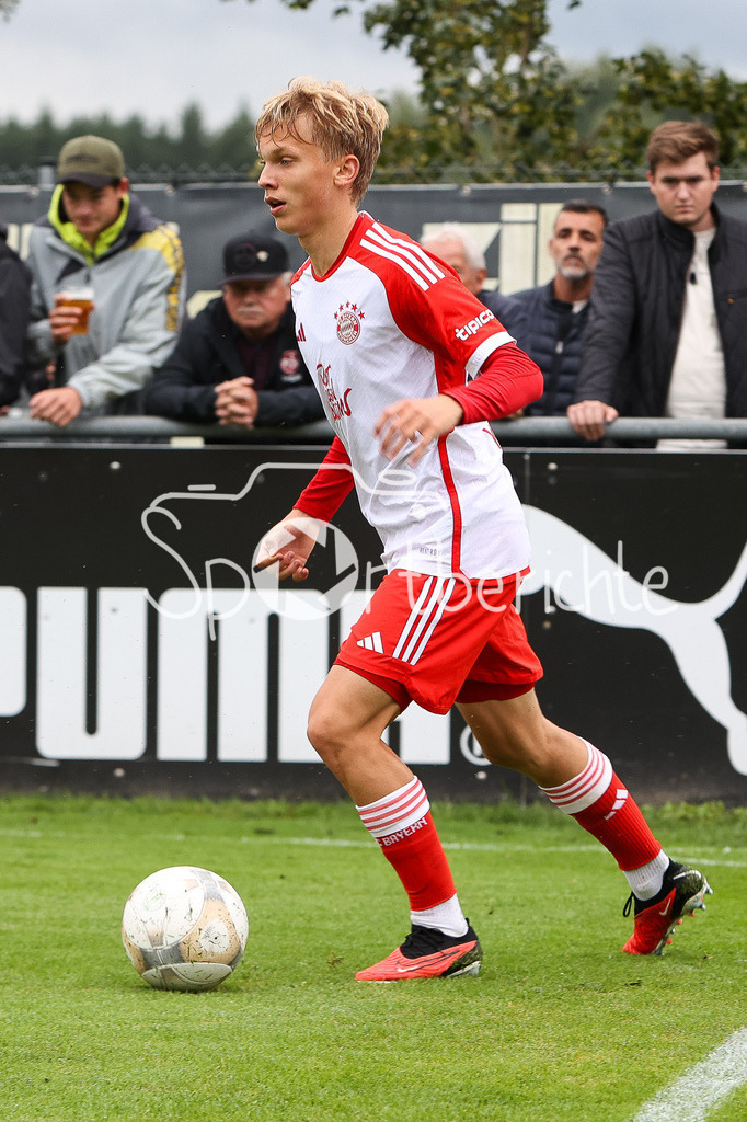 DJK Vilzing - FC Bayern Amateure | Frans KRAETZIG (FCB #13) am Ball // Freisteller / Einzelfoto