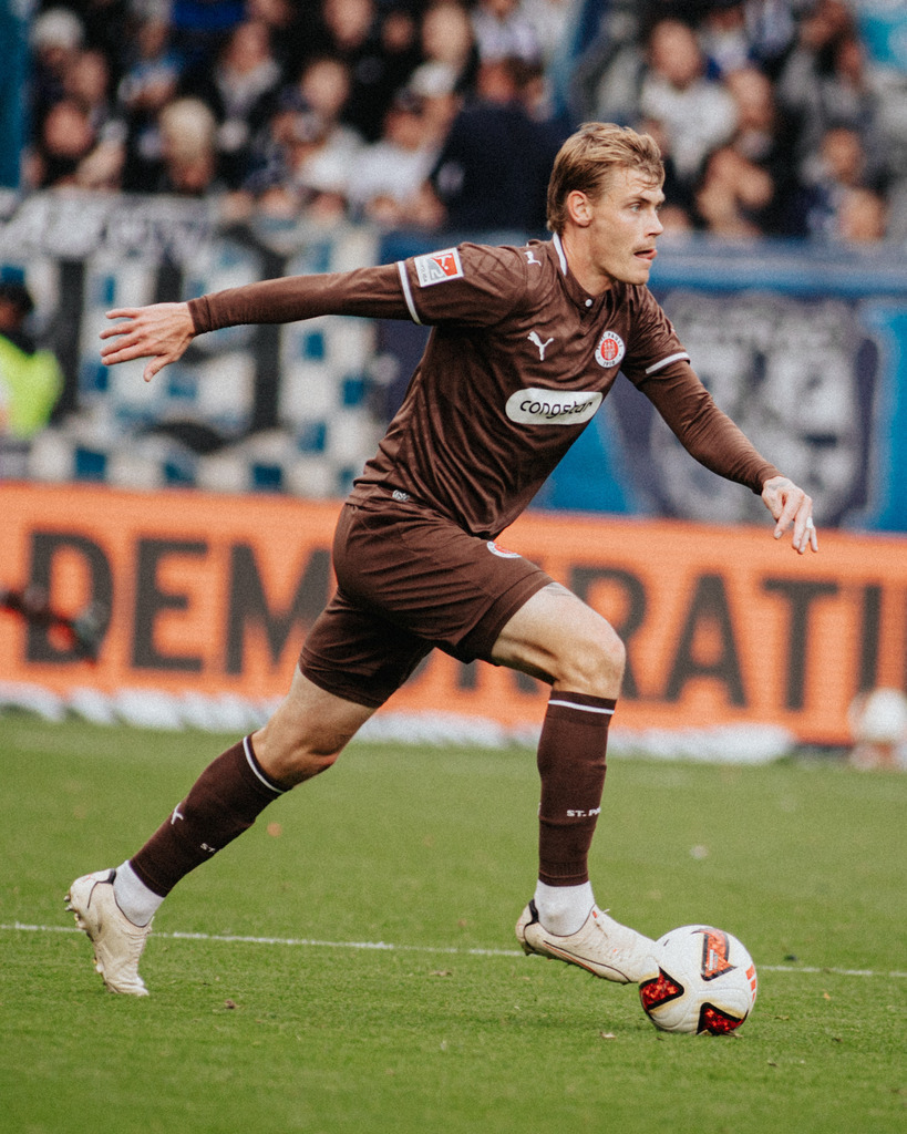 FCSP_YD-7251 | Der offizielle Shop für FC St. Pauli Fotos. Wähle aus Spielszenen & Fanmomenten dein FCSP Wunschformat. Wir liefern Millerntor-Atmosphäre.