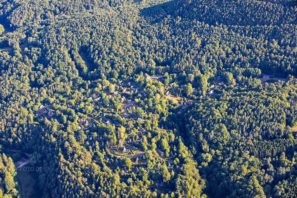 Luftbild: Feriendorf Eichwald im Ortsteil Gossersweiler in Gossersweiler-Stein im Bundesland Rheinland-Pfalz in Deutschland.Foto: IMG_158004.jpg vom 22.07.2026 durch Werner Riehm/FLY-FOTO.deAuflösung des Originals: 6000 x 4000 px