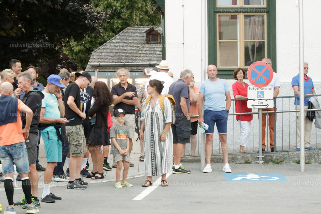 1423_20230817_Bewerb_Maenner_Muehlanger | AUT - OESTERREICH, 2023-08-16: SPORT RENNRAD-FAHREN - 55. INTERNATIONALER RADWELTPOKAL IN ST. JOHANN IN TIROL  - Vintage-Radrennen mit WM-Bronze-Medaillen-Siegerin Christina Schweinberger, den Teilnehmer und Alexander Baumann (vom Orginastions-Team) - TAG 2 BEWERB MAENNER IN SECHS GRUPPEN  ; Foto: Roland Muehlanger