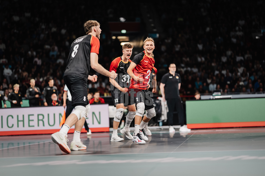 Volleyball | Männer | Testspiel | Deutschland vs. Italien | 26.05.2025 | Deutschland juibelt, v.l. Filip John (#8, Deutschland) Theo Mohwinkel (#32, Deutschland) und Leonard Graven (#2, Deutschland)