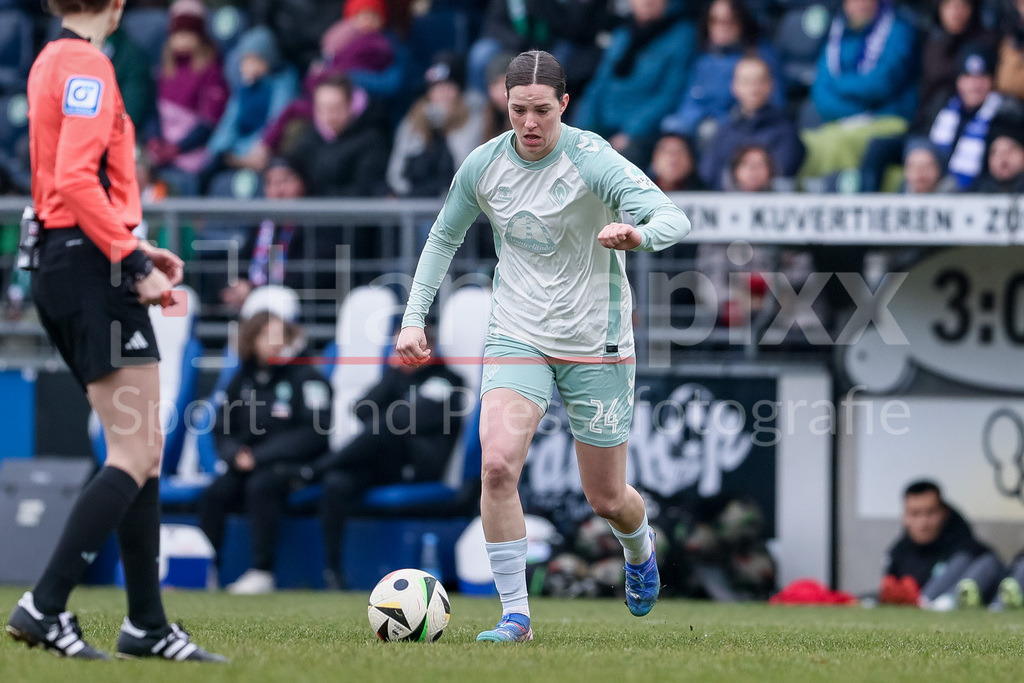 Fussball, Google Pixel Frauen-Bundesliga, 1. FFC Turbine Potsdam - SV Werder Bremen | v.li.: Lara Schmidt (SV Werder Bremen, 24) am Ball, Einzelbild, Ganzkörper, Aktion, Action, Spielszene, DIE DFB-RICHTLINIEN UNTERSAGEN JEGLICHE NUTZUNG VON FOTOS ALS SEQUENZBILDER UND/ODER VIDEOÄHNLICHE FOTOSTRECKEN. DFB REGULATIONS PROHIBIT ANY USE OF PHOTOGRAPHS AS IMAGE SEQUENCES AND/OR QUASI-VIDEO.
