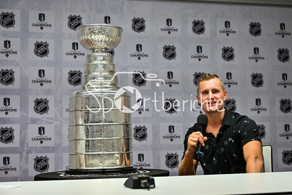 Cup Day | Nico STURM bringt den Stanley Cup zum zweiten mal nach Augsburg / Im Bild der offizielle Pressetermin mit RT1 Moderator Alex KUNZ