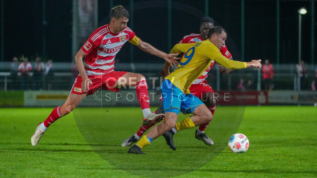 Fußball, Herren, Saison 2025/2026, Testspiel, Freundschaftsspiel, FSV 63 Luckenwalde vs. 1.FC Union Berlin, Mittwoch 08.10.2025, Werner-Seelenbinder-Stadion Luckenwalde, | Fußball, Herren, Saison 2025/2026, Testspiel, Freundschaftsspiel, FSV 63 Luckenwalde vs. 1.FC Union Berlin, Mittwoch 08.10.2025, Werner-Seelenbinder-Stadion Luckenwalde, Im Bild: Kapitän Janik Haberer (l. Union) und Simon Gollnack (r. Luckenwalde) - Realisiert mit Pictrs.com