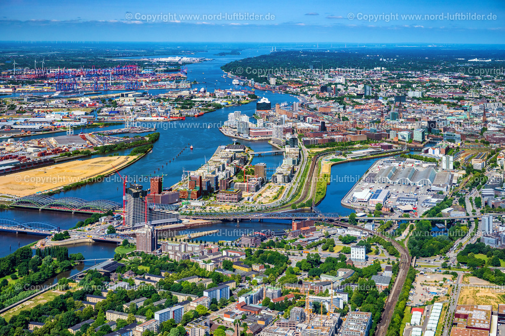 Hamburg_Baakenhafen_Hafencity_ELS_0124200625 | HAMBURG 16.06.2025 Baustellen für Wohn- und Geschäftshäuser im Baakenhafen entlang der der Baakenallee in der HafenCity in Hamburg, Deutschland. Weiterführende Informationen bei: AUG. PRIEN Bauunternehmung (GmbH & Co. KG),  BVE Bauverein der Elbgemeinden eG,  Baugenossenschaft Hamburger Wohnen eG,  Johann Daniel Lawaetz-Stiftung,  Richard Ditting GmbH & Co. KG,  bof architekten,  florian krieger - architektur und städtebau gmbh. // Construction sites for residential and commercial buildings in the Baakenhafen along the Baakenallee in HafenCity in Hamburg, Germany. Further information at: AUG. PRIEN Bauunternehmung (GmbH & Co. KG),  BVE Bauverein der Elbgemeinden eG,  Baugenossenschaft Hamburger Wohnen eG,  Johann Daniel Lawaetz-Stiftung,  Richard Ditting GmbH & Co. KG,  bof architekten,  florian krieger - architektur und staedtebau gmbh. Foto: Martin Elsen