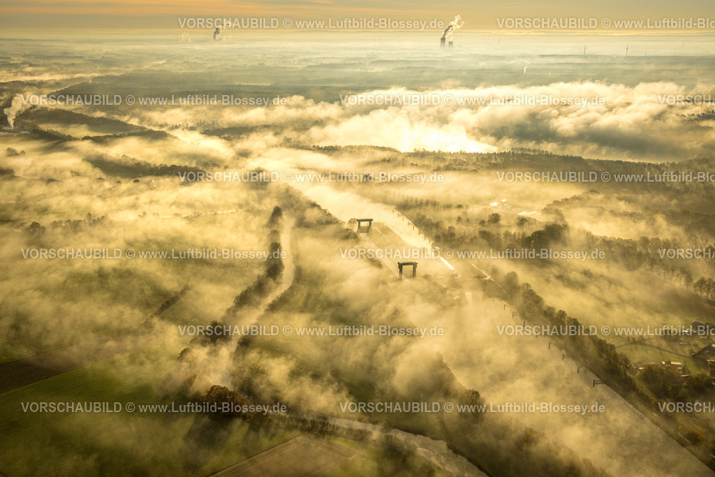 Haltern231104120 | Luftbild, Nebelschwaden über der Schleuse Flaesheim am Wesel-Datteln-Kanal und der Lippeaue mit Fluss Lippe, Fernsicht, umgeben von herbstlichen Laubbäumen, Flaesheim, Haltern am See, Ruhrgebiet, Münsterland, Nordrhein-Westfalen, Deutschland