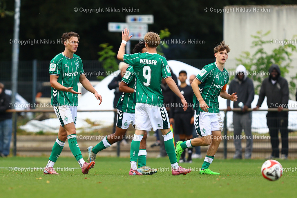 NH_HamburgerSVU19_SVWerderBremenU19_DFBNachwuchsliga_18102025 | #11 Kevin Simon Manthey (SV Werder Bremen U19) bejubelt mit seinen Teamkollegen seinen Treffer zum 1:1.Fußball I Junioren I U19 DFB-Nachwuchsliga Vorrunde Gruppe A I Saison 2025-2026 I 8. Spieltag I Hamburger SV U19 - SV Werder Bremen U19 I 18.10.2025 I Trainingsplatz Volksparkstadion
