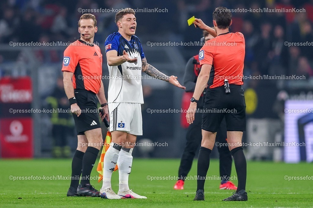 BVB21032601066 | 21.03.2026, Fußball, Borussia Dortmund - Hamburger SV, 1. Fußball Bundesliga, 27. Spieltag, Signal Iduna Park, Saison 2025 2026: Tummult um die Schiedsrichter Schiedsrichter Matthias Dr. Jöllenbeck nach Abpiff fer ersten Halbzeit.  Gelbe karte für Nicolai Remberg&nbsp; (HSV #21) DFB regulations prohibit any use of photographs as image sequences and or quasi-video.