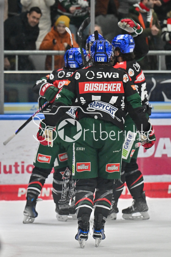 Augsburger Panther - Löwen Frankfurt  | Jubel der Panther nach dem Treffer zum 1-1 durch Anrei HAKULINEN (Augsburger Panther #94) / Freude / Happy / Tor / Torschuetze / DEL: Augsburger Panther - Loewen Frankfurt, Curt Frenzel Stadion am 12.01.2025