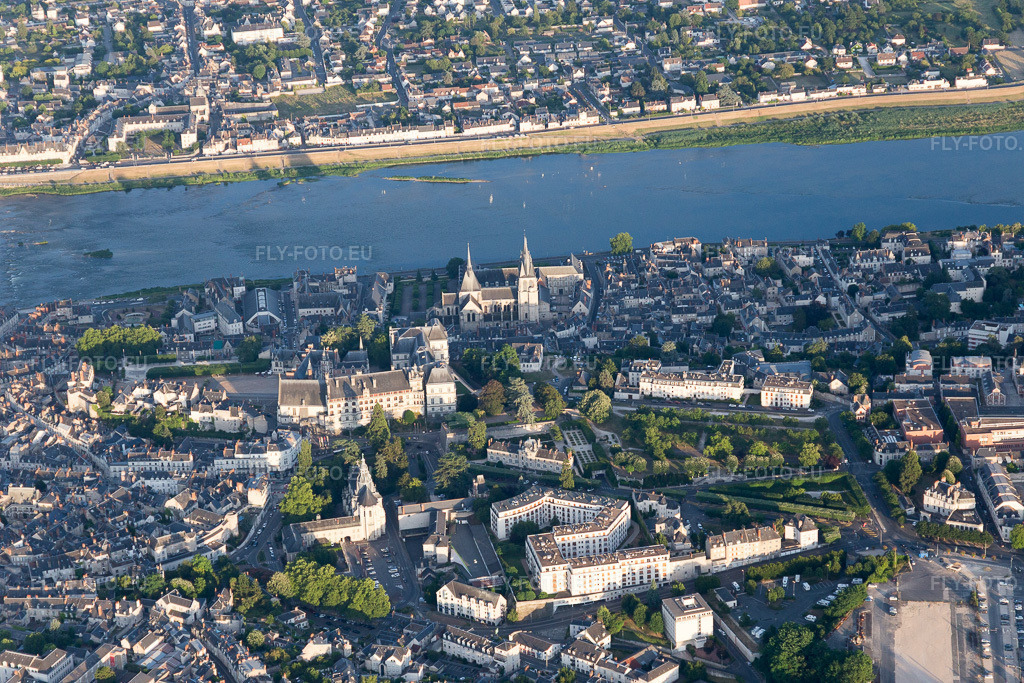 Vue aérienne: Vue de la ville à Blois dans le département Loir et Cher, France. Photo: IMG_101030.jpg prise le 23/06/2017 par Werner Riehm/FLY-FOTO.euRésolution de l'original: 5472 x 3648 px