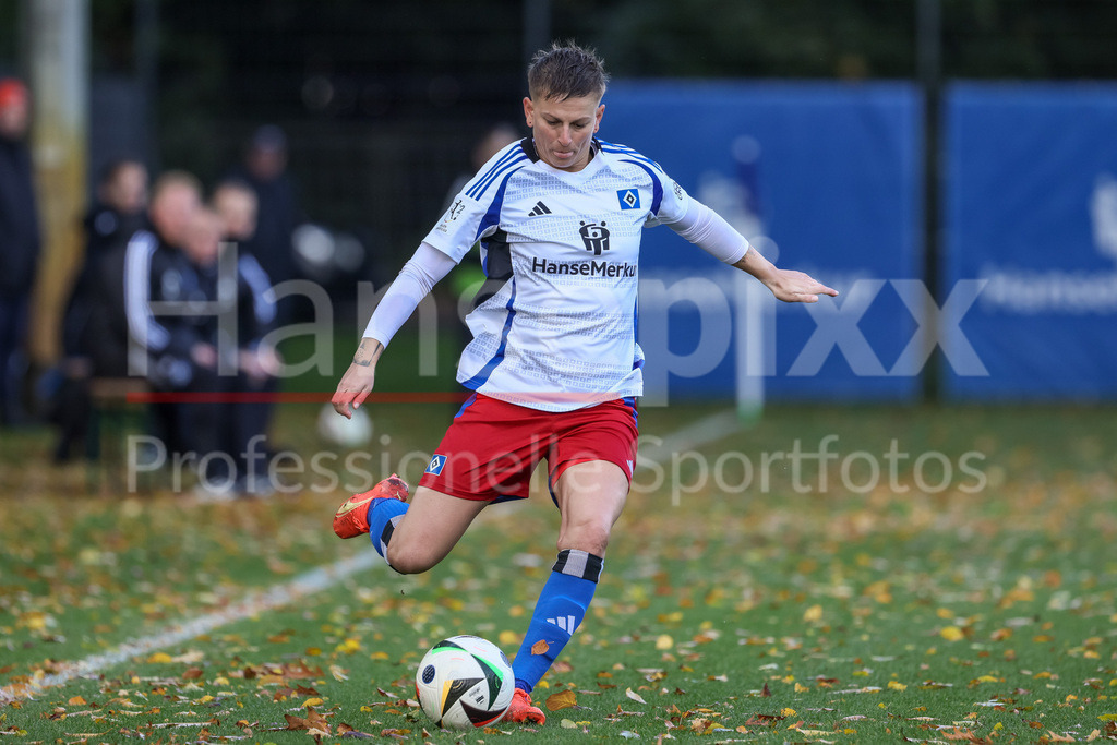 Fussball, 2. Frauen-Bundesliga, Hamburger SV - Borussia Mönchengladbach | v.li.: Jobina Lahr (Hamburger SV, 31) am Ball, Freisteller, Einzelbild, Ganzkörper, Aktion, Action, Spielszene, DIE DFB-RICHTLINIEN UNTERSAGEN JEGLICHE NUTZUNG VON FOTOS ALS SEQUENZBILDER UND/ODER VIDEOÄHNLICHE FOTOSTRECKEN. DFB REGULATIONS PROHIBIT ANY USE OF PHOTOGRAPHS AS IMAGE SEQUENCES AND/OR QUASI-VIDEO.