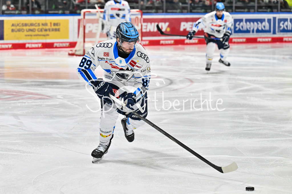 Augsburger Panther - ERC Ingolstadt | AUGSBURG, GERMANY - 12. DECEMBER: am Puck Austen KEATING (ERC Ingolstadt 89) / Einzelfoto / Freisteller während dem Match zwischen den Augsburger Panthern und dem ERC Ingolstadt am 27. Spieltag der Penny DEL im Curt Frenzel Stadion