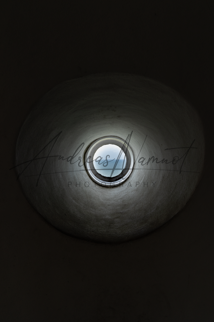 Das Meer angepeilt | Ausblick durch ein Fenster im Treppenhaus eines Leuchtturmes in Dänemark (Jütland) - Realisiert mit Pictrs.com