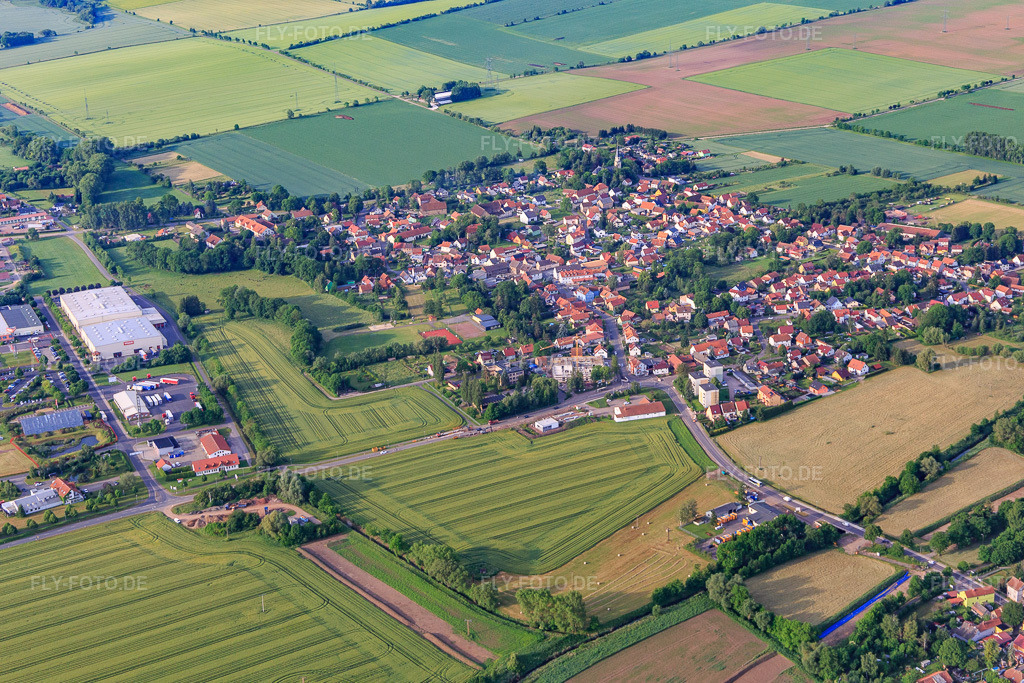 Luftbild: Ortsansicht aus Norden in Sonneborn im Bundesland Thüringen in Deutschland. Foto: IMG_007635.jpg vom 15.06.2021 durch Werner Riehm/FLY-FOTO.de