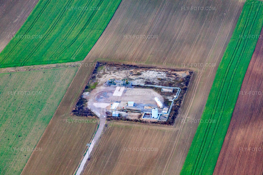 Aerial view: Oil pump in Niederlauterbach in the state Bas-Rhin, France. – Photo: IMG_22976.jpg taken on 11/21/2009 by Werner Riehm/FLY-FOTO.com – Resolution of the original: 4752 x 3168 px