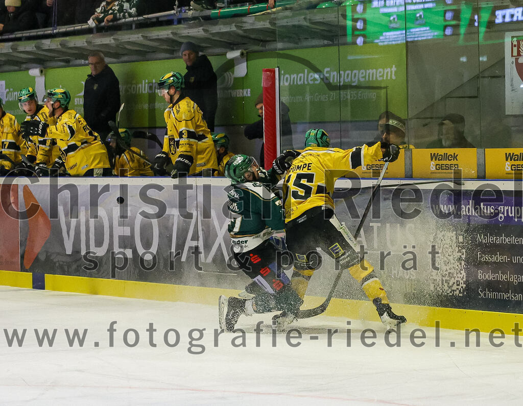 2025-12-19_046_TSV_Erding_gegen_Toelzer_Loewen | Erding, Deutschland, 19.12.2025:Eishockey, Oberliga Süd 2025 / 2026, 27. Spieltag, TSV Erding gegen Tölzer Löwen, Endergebnis: 2:5Philipp Michl (Erding Gladiators, #77), Florian Krumpe (Tölzer Löwen, #55)Foto: Christian Riedel / fotografie-riedel.net