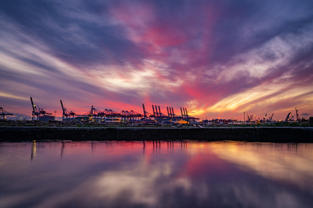 hamburg wandbild abendrot im hamburger hafen bild auf leinwand acrylglas aludibond | Kaufen Sie Hamburg Bilder und Hamburg Fotos auf Leinwand, Acrylglas, Alu-Dibond, oder als Poster in Hamburgs großer Onlinegalerie. Elbphilharmonie Bilder, Hamburger Hafen, Speicherstadt, Alster und viel mehr.