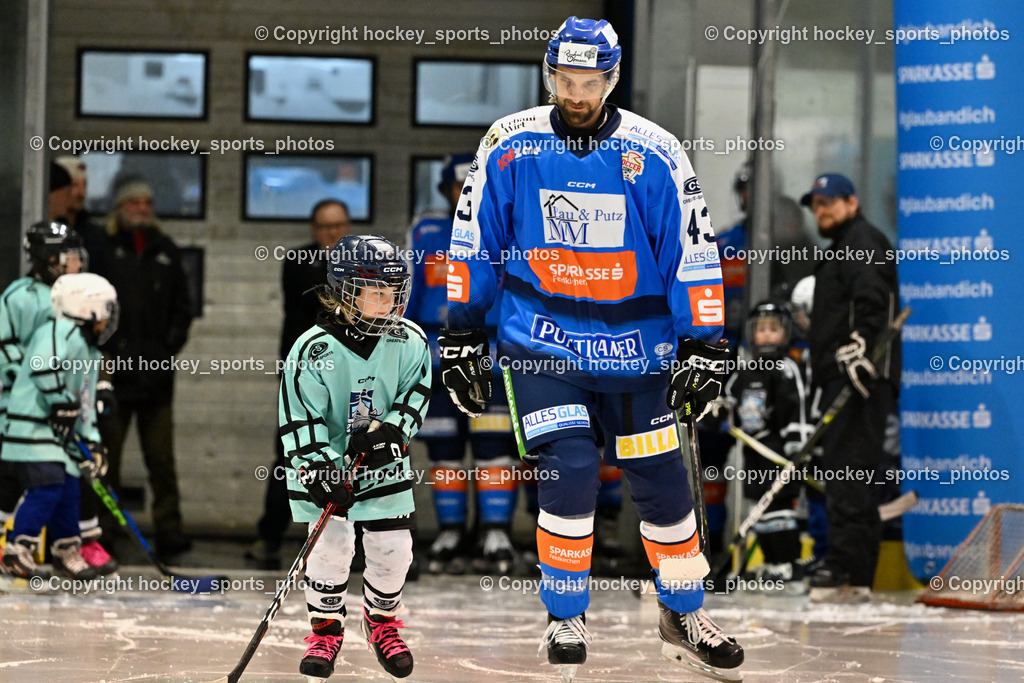 ESC Sparkasse Steindorf vs. LE Kings | Einlauf mit ESC Nachwuchs, #43 Oraze Martin ESC Steindorf, ESC Sparkasse Steindorf vs. LE Kings, ESC Sparkasse Steindorf vs. LE Kings am 01.11.2025 in Steindorf (Ossiachersee Halle), Austria, (Photo by Bernd Stefan)