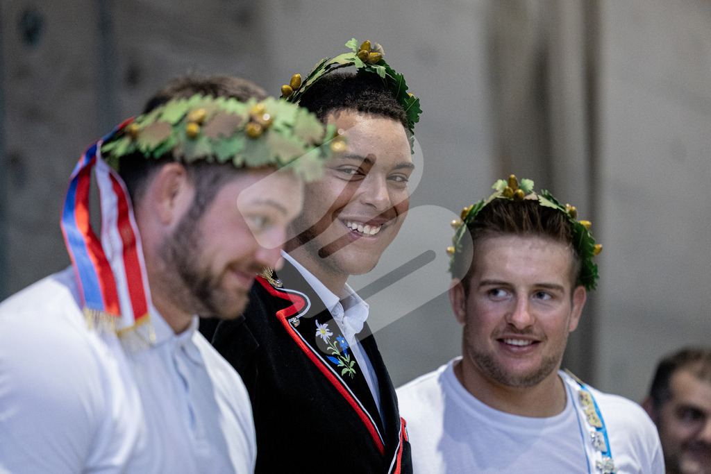 TESSINER2025_Ehrung_2159 | Die Schwinger des Schwyzer Kantonalen Schwingerverbandes: Fotos, die Dynamik und Leidenschaft festhalten, sowie emotionale Momente aus dem traditionellen Schwingsport zeigen. - Realisiert mit Pictrs.com