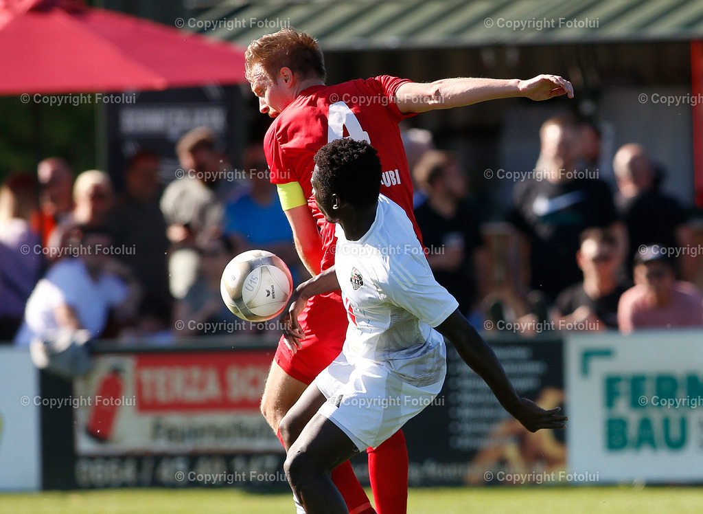 A_LUI-20250419_04 | SPORT FUSSBALL REGIIONALLIGAMITTE ASKOE OEDT-WAC AMATEURE 19.4.2025 IM BILD: FLORIAN FELLINGER (OEDT) UND WILLIAM KARAMOKO  (WACAMATEUERE) FOTO:FOTOLUI
