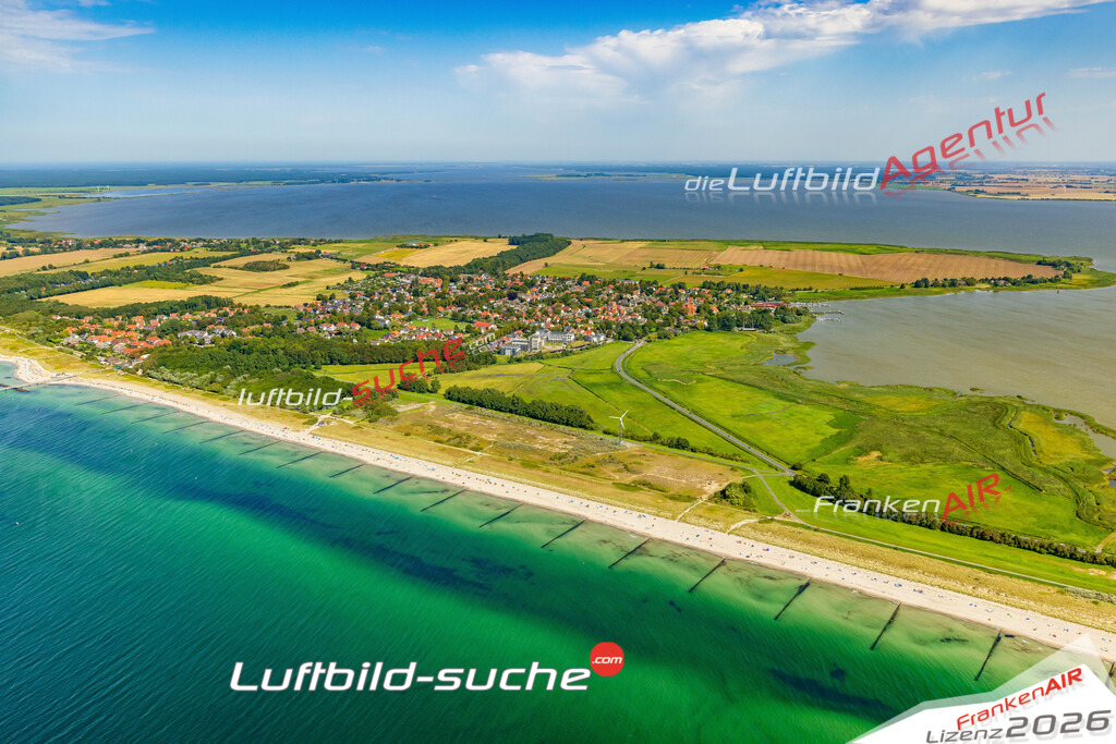 Übersichts Bild Wustrow - Die Luftaufnahme wurde 2025 vom UL-Flugzeug heraus erstellt ( keine Drohnenaufnahme ) - Hochauflösende Luftaufnahme - für Wandbilder und großformatige Ausdrucke geeignet. Das besondere Geschenk!Hier alle&nbsp;Infos zur Lizenzierung der LuftaufnahmeWir fliegen auch dieses Jahr wieder in Ihre Region um Luftbilder zu erstellen.- Luftbild anfragen
