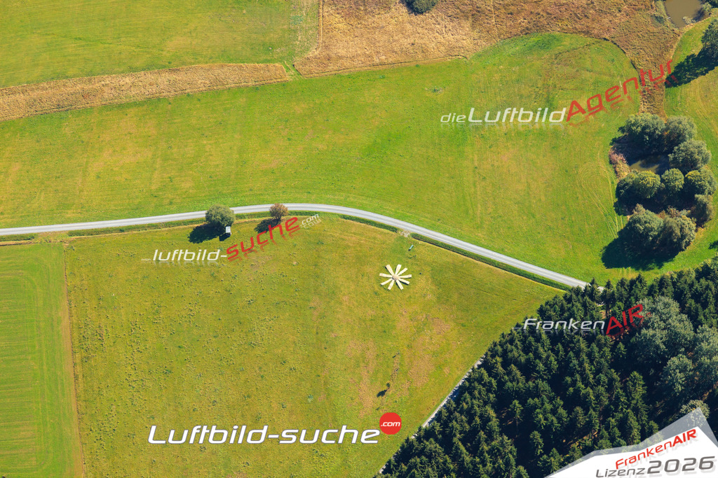 Die Luftaufnahme der Stadt Teuschnitz wurde vom UL-Flugzeug heraus erstellt ( keine Drohne )- hohe Auflösung für beste Qualität