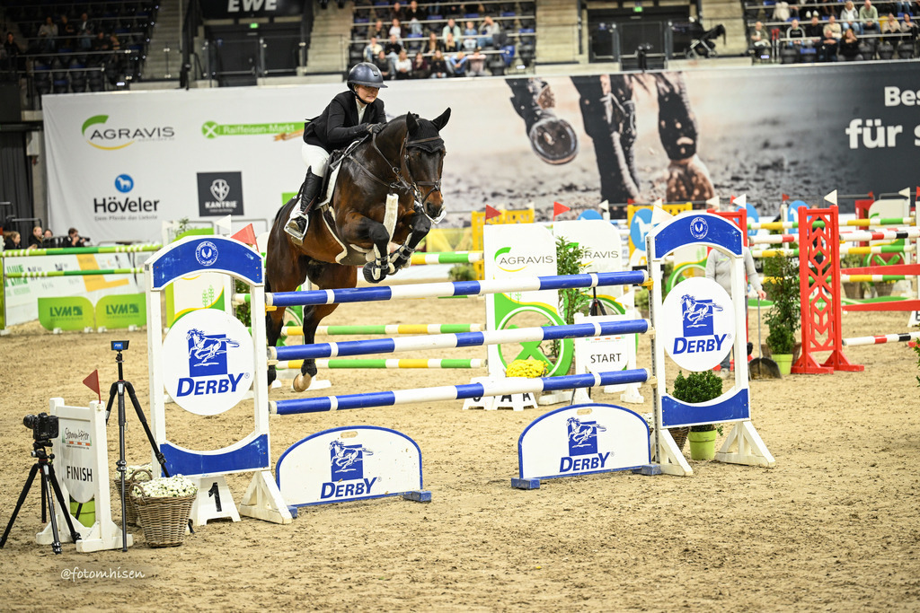 021125-19-057 | Foto Mhisen Pferdefotografie#, Reitturnier Frankfurt#  #Dressur und Springen
#Profi Pferdefotograf Reitturnier Fotograf 
#Sport Horses Photographer 
#equestrain photographer - Realisiert mit Pictrs.com