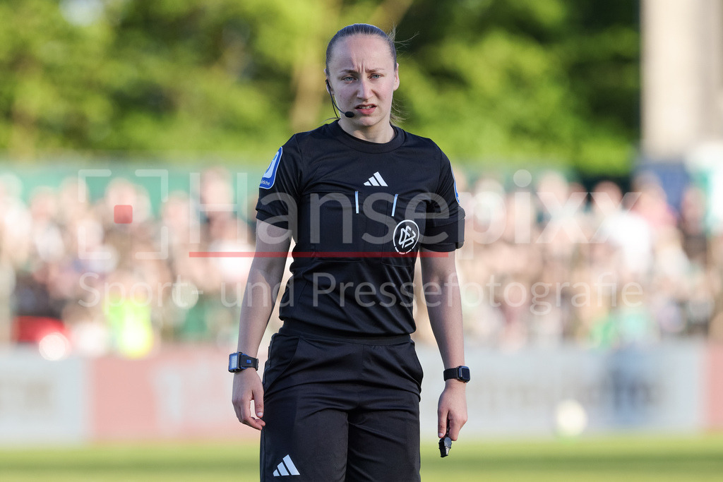 Fussball, Google Pixel Frauen-Bundesliga, SV Werder Bremen - FC Bayern München | Schiedsrichterin Lara Wolf, Portrait, Nahaufnahme, Einzelfoto, Einzelbild, DIE DFB-RICHTLINIEN UNTERSAGEN JEGLICHE NUTZUNG VON FOTOS ALS SEQUENZBILDER UND/ODER VIDEOÄHNLICHE FOTOSTRECKEN. DFB REGULATIONS PROHIBIT ANY USE OF PHOTOGRAPHS AS IMAGE SEQUENCES AND/OR QUASI-VIDEO.