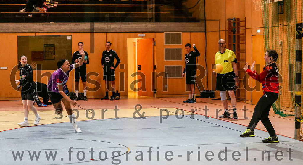 2024-01-27_064_SpVgg_Altenerding_gegen_HSG_Schwab-kirchen | Erding, Deutschland, 27.01.2024:
Handball, Bezirksoberliga Frauen Altbayern 2023 / 2024, 12. Spieltag, SpVgg Altenerding gegen HSG Schwab/kirchen, Endergebnis: 39:28

Magdalena Zähle (HSG Schwab/kirchen, #3), Nikayla Alston (SpVgg Altenerding, #11), Lisa Marie Dörnhofer (HSG Schwab/kirchen, #37)

Foto: Christian Riedel / fotografie-riedel.net