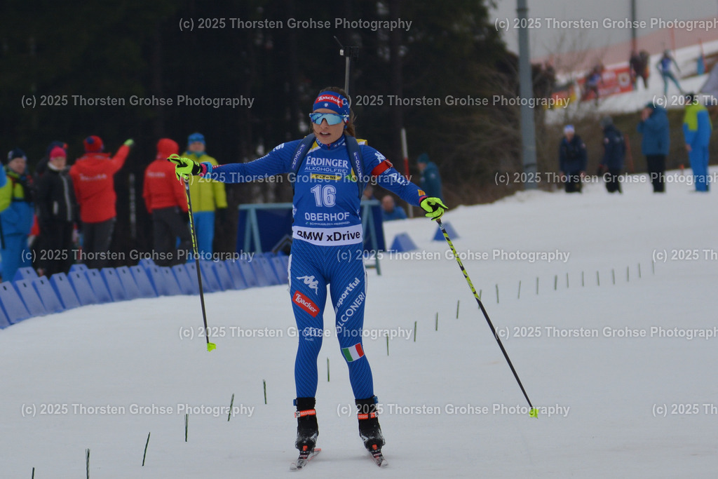 IBU WC Biathlon Oberhof 2018 | WIERER Dorothea (ITA) im Ziel (Platz 2); IBU WC Biathlon Oberhof 2018, 10 km Verfolgung der Frauen am 06.01.2018 in der DKB Ski Arena in Oberhof, (Deutschland) - Realisiert mit Pictrs.com