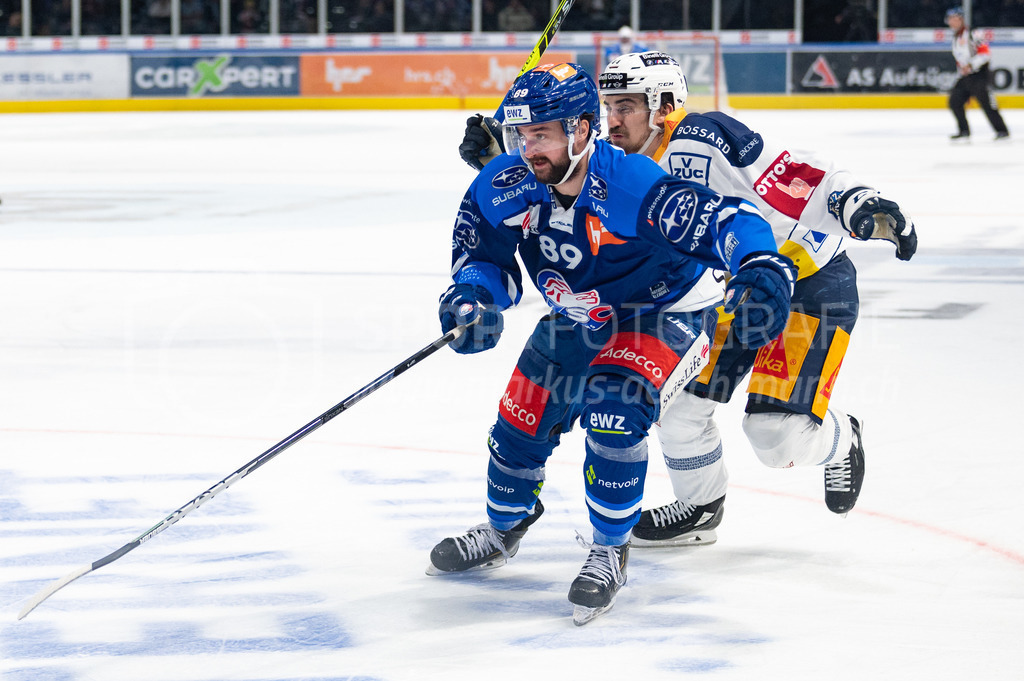 Swiss National League Final Game 2: ZSC Lions - EV Zug | 20.04.2022, Zürich, Hallenstadion, Swiss National League Final Game 2: ZSC Lions - EV Zug, #89 Dominik Diem (ZSC) verfolgt von #44 Samuel Kreis (Zug). - Realisiert mit Pictrs.com