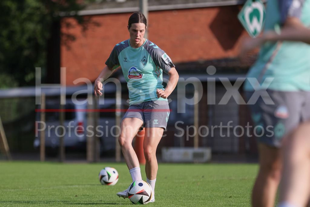 Fussball, Google Pixel Frauen-Bundesliga, Training SV Werder Bremen | v.li.: Lara Schmidt (SV Werder Bremen, 24) am Ball, Einzelbild, Ganzkörper, Aktion, Action, Spielszene