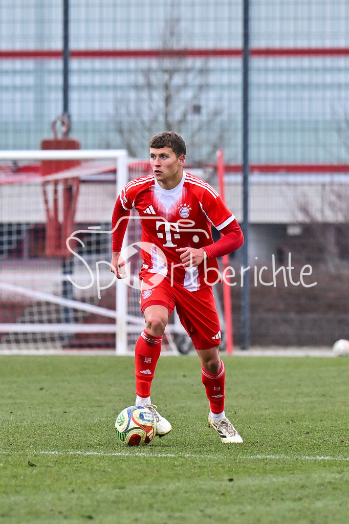 FC Bayern Amateure - Stuttgarter Kickers | MUNICH, GERMANY - 07. FEBRUARY: am Ball Robert Edward Jr. DEZIEL (FC Bayern München II 5) / Einzelfoto / Freisteller während dem Testspiel zwischen den Amateuren des FC Bayern und den Stuttgarter Kickers am FC Bayern Campus