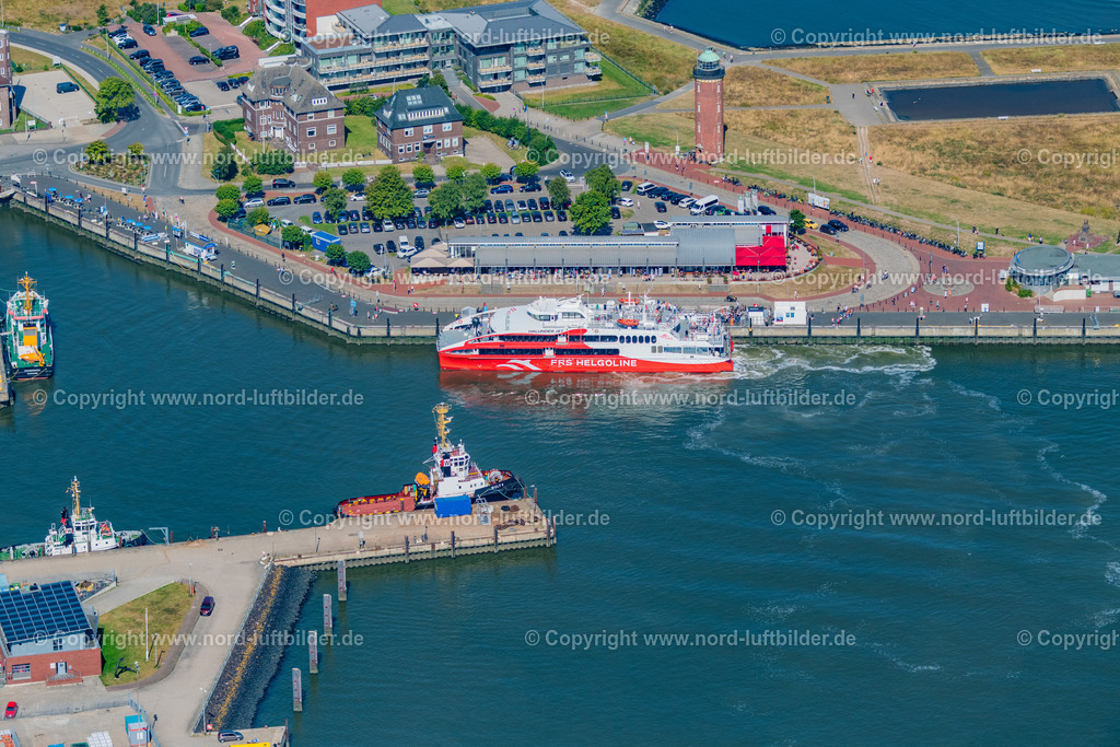 Cuxhaven_Halunder_Jet_ELS_7677130822 | CUXHAVEN 13.08.2022 Fahrt eines Fähr- Schiffes " Katamaran Halunder Jet der FRS Reederei" in Cuxhaven Hafen Alte Liebe im Bundesland Niedersachsen, Deutschland. // Travel of a ferry ship "Katamaran Halunder Jet der FRS Reederei" in Cuxhaven habour in the state Lower Saxony, Germany. Foto: Martin Elsen