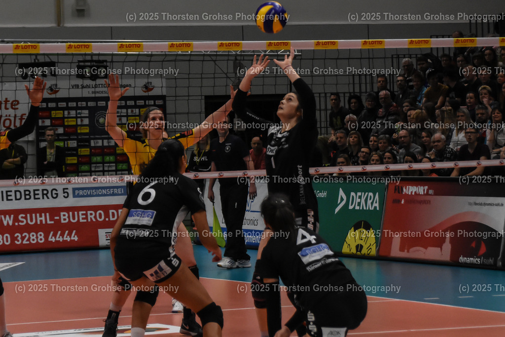 VBL VFB Suhl vs. SCHWARZ-WEISS Erfurt | Bailey Marie Nichol #1 (Schwarz-Weiss Erfurt), Wivian Gadelha #6 (Schwarz-Weiss Erfurt), Paula Reinisch #4 (Schwarz-Weiss Erfurt); VBL VFB Suhl vs. SCHWARZ-WEISS Erfurt, Volleyball-Bundesliga Frauen am 17.02.2018 in der Multihalle in Meiningen, (Deutschland) - Realisiert mit Pictrs.com