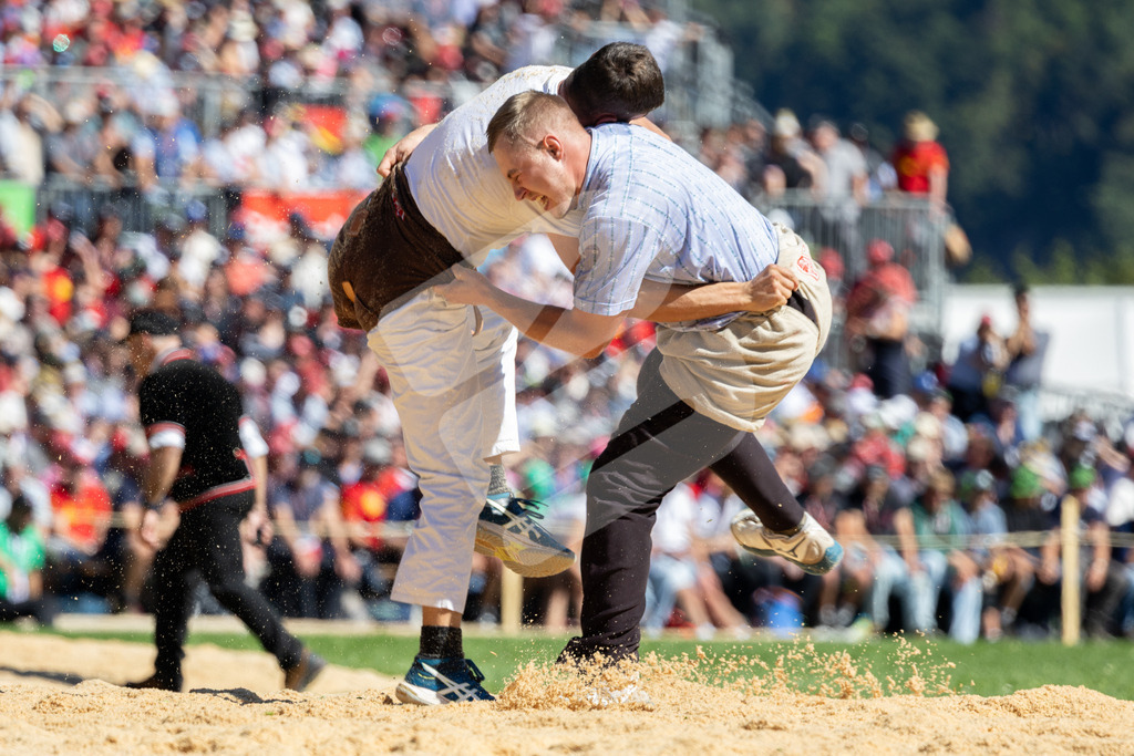 ESAF2025_06Gang_6368 | Die Schwinger des Schwyzer Kantonalen Schwingerverbandes: Fotos, die Dynamik und Leidenschaft festhalten, sowie emotionale Momente aus dem traditionellen Schwingsport zeigen. - Realisiert mit Pictrs.com