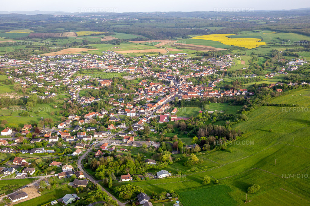 Aerial view: View of the town from the northwest in Rohrbach-lès-Bitche in the state Moselle, France. – Photo: IMG_140429.jpg taken on 04/30/2024 by Werner Riehm/FLY-FOTO.com – Resolution of the original: 5472 x 3648 px