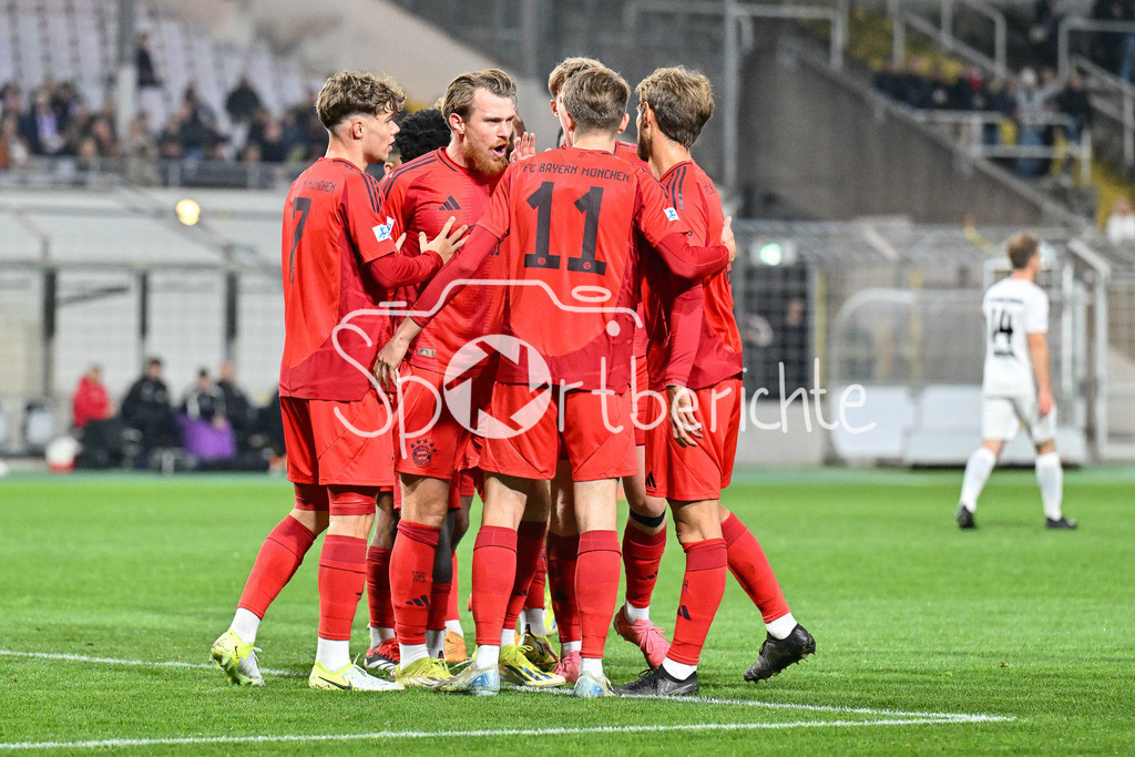 FC Bayern Amateure - TSV Schwaben Augsburg | Jubel der Bayern nach dem Treffer zum 1-0 durch Guido DELLA ROVERE (FC Bayern München II #11) / Freude / Happy /  Tor / Torschuetze / Regionalliga Bayern: FC Bayern Muenchen II - TSV Schwaben Augsburg, Gruenwalder Stadion am am 25.10.2024