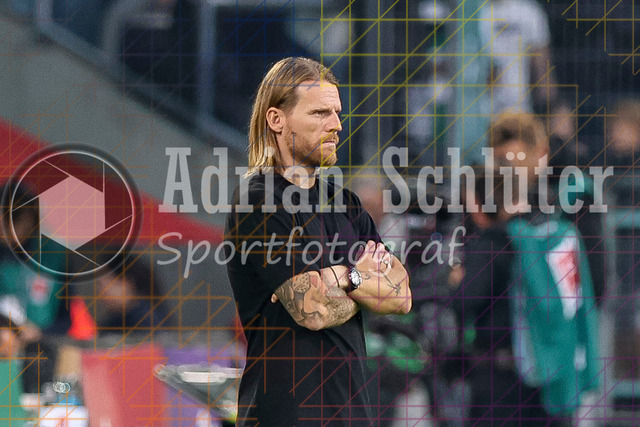 Borussia Mönchengladbach vs Eintracht Frankfurt - Bundesliga  | Mönchengladbach, Deutschland, 27.09.25:   Trainer Eugen Polanski (Borussia Mönchengladbach) schaut waehrend des Spiels der Bundesliga zwischen Borussia Mönchengladbach vs Eintracht Frankfurt im Stadion im Borussia Park(Foto von Brauer-Fotoagentur / Adrian Schlueter)