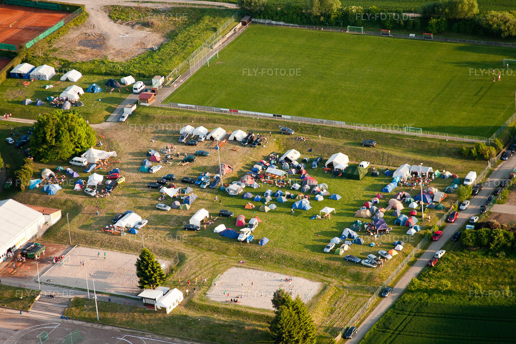 Luftbild: Handballpfingstturnier im Ortsteil Langensteinbach in Karlsbad im Bundesland Baden-Württemberg in Deutschland. Foto: IMG_27579.jpg vom 23.05.2010 durch Werner Riehm/FLY-FOTO.de