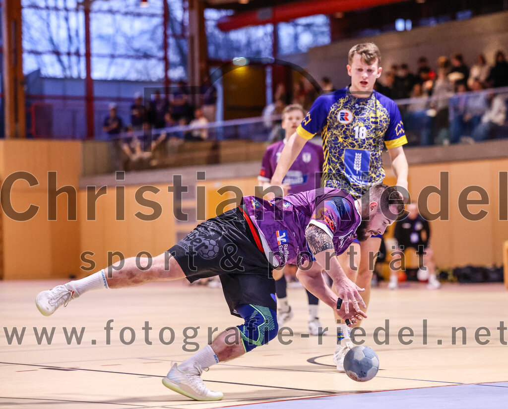 2024-12-14_037_SpVgg_Altenerding_gegen_MTV_Pfaffenhofen | Erding, Deutschland, 14.12.2024:Handball, Bezirksoberliga Männer 2024 / 2025, 10. Spieltag, SpVgg Altenerding gegen MTV Pfaffenhofen, Endergebnis: 32:30Sebastian Forster (SpVgg Altenerding, #13), Florian Ostler (MTV Pfaffenhofen, #18)Foto: Christian Riedel / fotografie-riedel.net