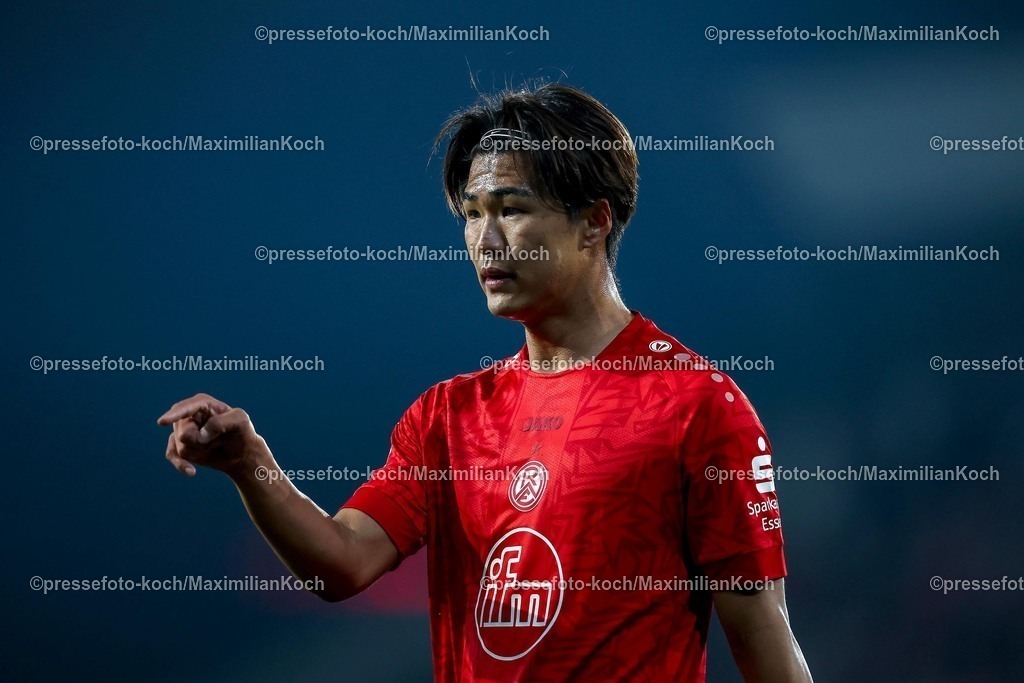 RWE09032501092 | 2025.03.09, Fußball, 3.Liga, Rot-Weiss Essen - SV Waldhof Mannheim, Stadion Hafenstraße, Saison 2024 2025: Kaito Mizuta (RWE #24)DFB regulations prohibit any use of photographs as image sequences and or quasi-video.