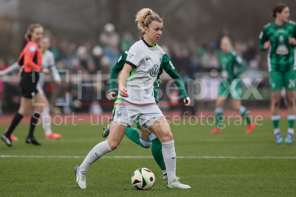 Fussball, Google Pixel Frauen-Bundesliga, SV Werder Bremen - VfL Wolfsburg | v.li.: Lena Lattwein (VfL Wolfsburg, 8) am Ball, Einzelbild, Ganzkörper, Aktion, Action, Spielszene, DIE DFB-RICHTLINIEN UNTERSAGEN JEGLICHE NUTZUNG VON FOTOS ALS SEQUENZBILDER UND/ODER VIDEOÄHNLICHE FOTOSTRECKEN. DFB REGULATIONS PROHIBIT ANY USE OF PHOTOGRAPHS AS IMAGE SEQUENCES AND/OR QUASI-VIDEO.