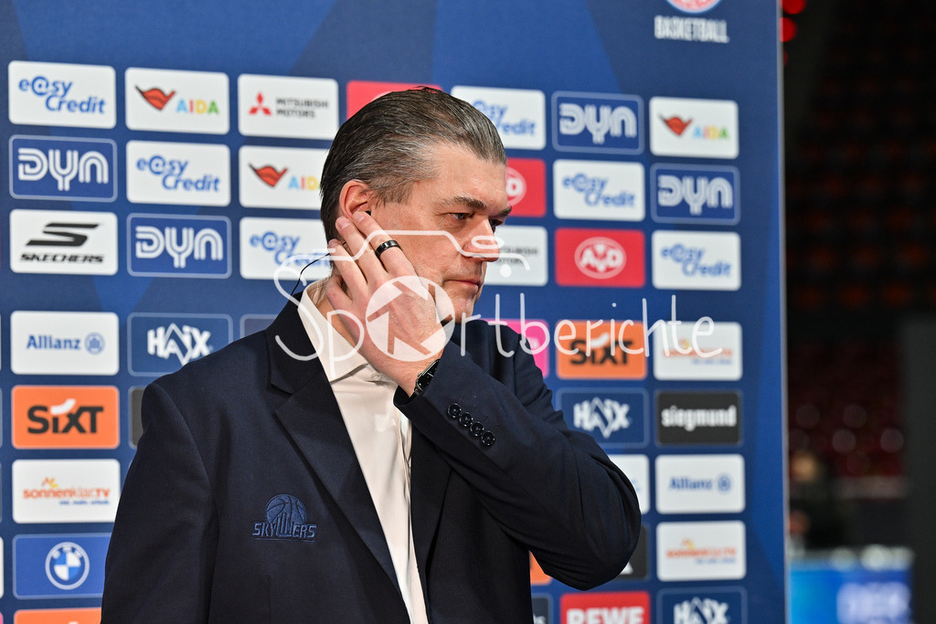 FC Bayern München - Skyliners Frankfurt | MUNICH, GERMANY - 17. FEBRUARY: im Bild Klaus PERWAS Trainer Skyliners Frankfurt / Einzelfoto / Freisteller vor dem Spiel zwischen dem FC Bayern München und den Skyliners Frankfurt am 21. Spieltag der easyCredit BBL im BMW Park