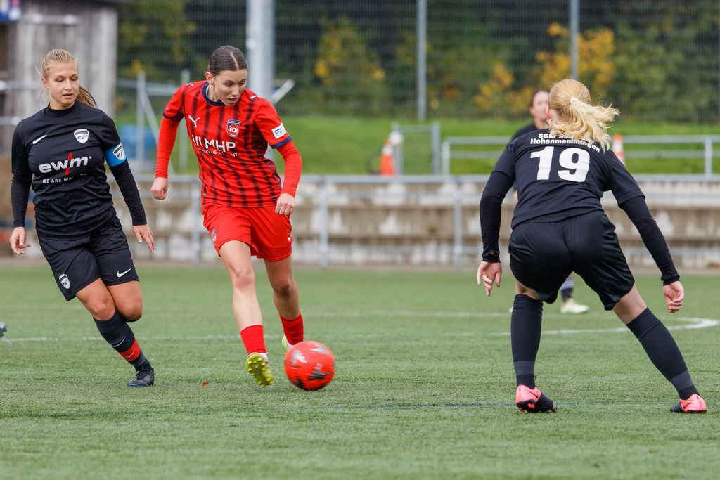 FCHHOH_251005_7090 | 1.FC Heidenheim 1846 II vs. SGM Hohenmemmingen/Sontheim, Fußball, Frauen, Bezirksliga, 2025/2026, 4. Spieltag, 05.10.2025 in Heidenheim, Kunstrasen b. Voith-Arena West(Foto: Michael Bulling) - Realisiert mit Pictrs.com