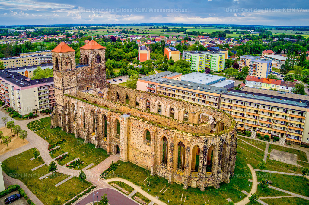 Kirche St Nicolai in Zerbst Ruine-0019 | Die St.-Nicolai-Kirche in Zerbst zählt zu den bedeutendsten gotischen Kirchen Sachsen-Anhalts. Trotz der schweren Zerstörungen im Zweiten Weltkrieg prägen ihre imposanten Türme bis heute das Stadtbild und erinnern an die einstige Bedeutung der Residenzstadt Zerbst.--- Weitere Fotografien aus dem Landkreis Anhalt-Bitterfeld finden Sie über den Menüpunkt „Luftbilder von Sachsen-Anhalt“. - Realisiert mit Pictrs.com