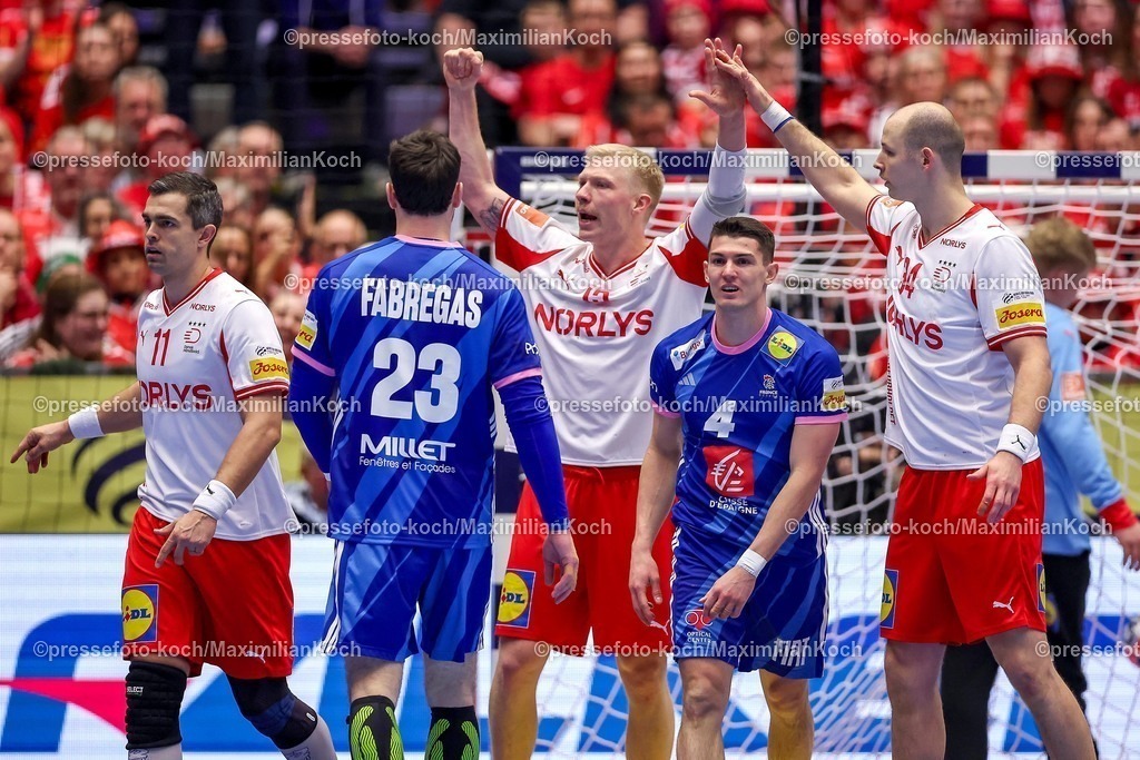 EHF22012603050 | 22.01.2026, Handball, Men's EHF EURO 2026, Frankreich - Dänemark, Jyske Bank Boxen in Herning, Dänemark, Main Round:  Rasmus Lauge Schmidt (Denmark #11)  Magnus Saugstrup Jensen (Denmark #15)  Simon Hald Jensen (Denmark #34) jubelnd neben  Aymeric Minne (France #04)  Ludovic Fabregas (France #23)
