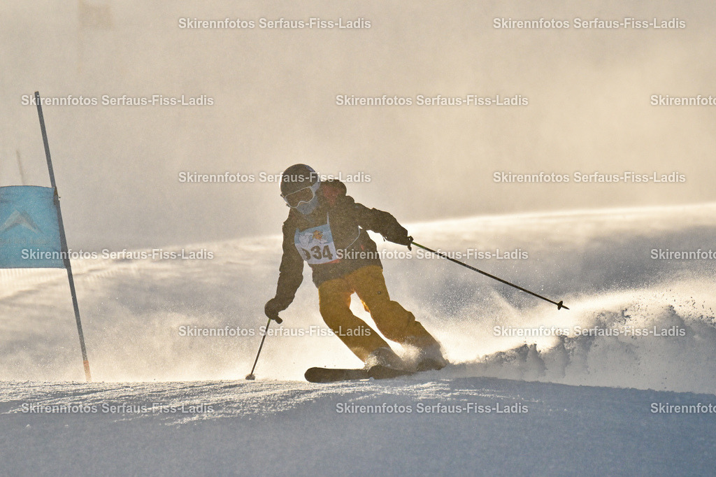 SRF_25.12.2025_0358 | Skirennfotos,Serfaus,Fiss,Ladis,Kinderskirennen,Winter,Tirol,Oberland,skirace,SFL,feelfree,weil wir's genießen,ski,Ski,skifahren,Sonnenplateau, - Realisiert mit Pictrs.com